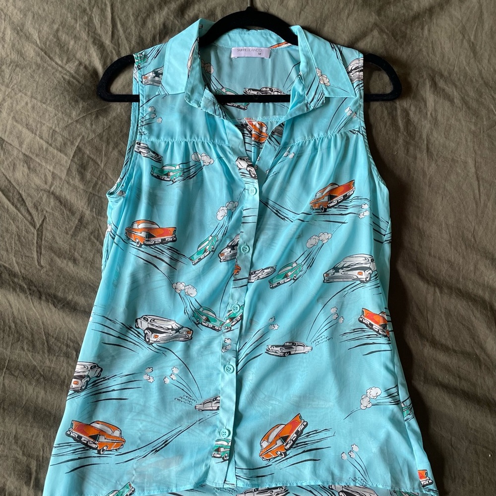 🌼3/$25 Vintage blue silk chiffon button blouse with super vintage car design